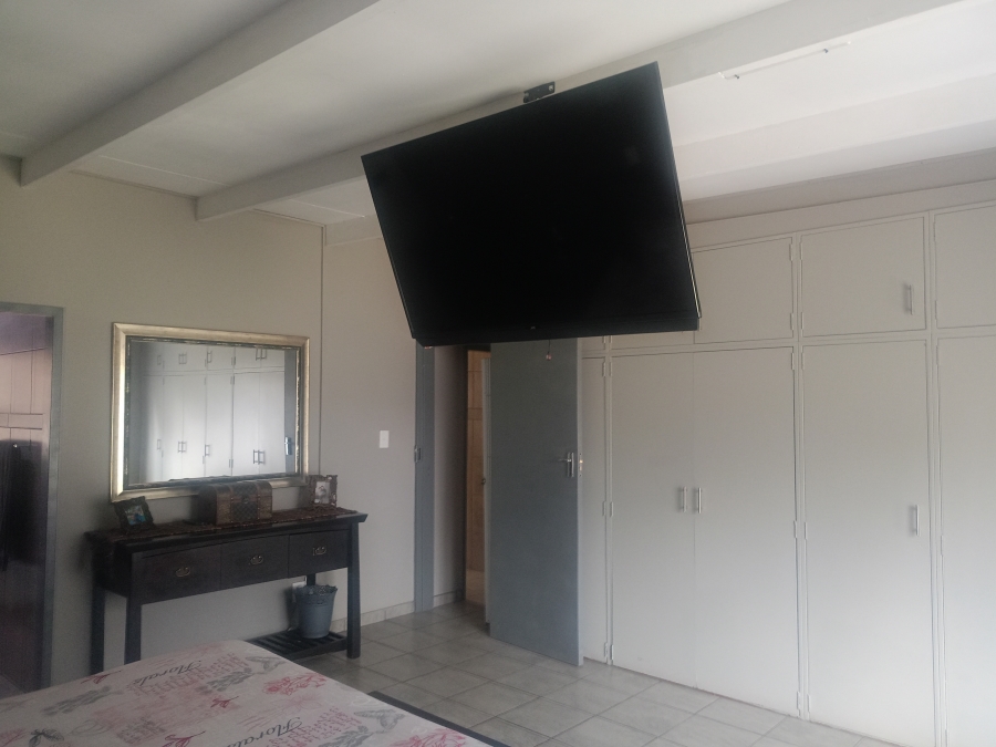 5 Bedroom Property for Sale in Unitas Park Gauteng