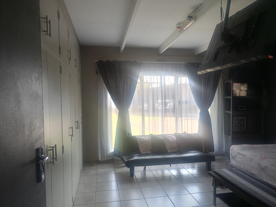 5 Bedroom Property for Sale in Unitas Park Gauteng