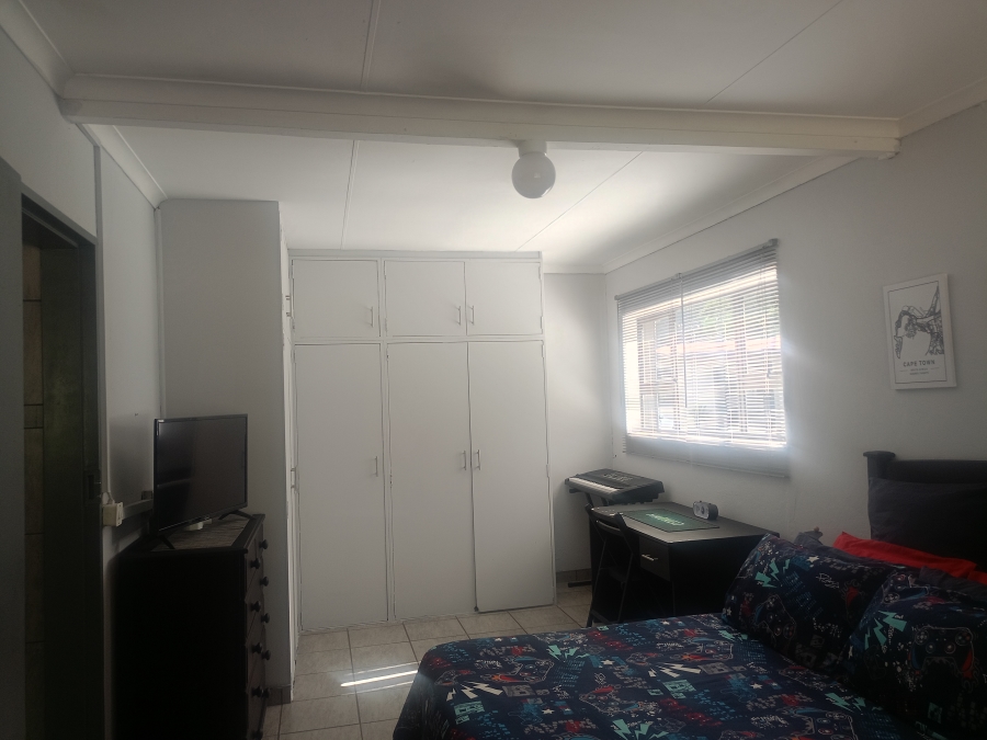 5 Bedroom Property for Sale in Unitas Park Gauteng