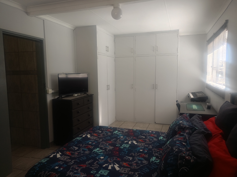 5 Bedroom Property for Sale in Unitas Park Gauteng