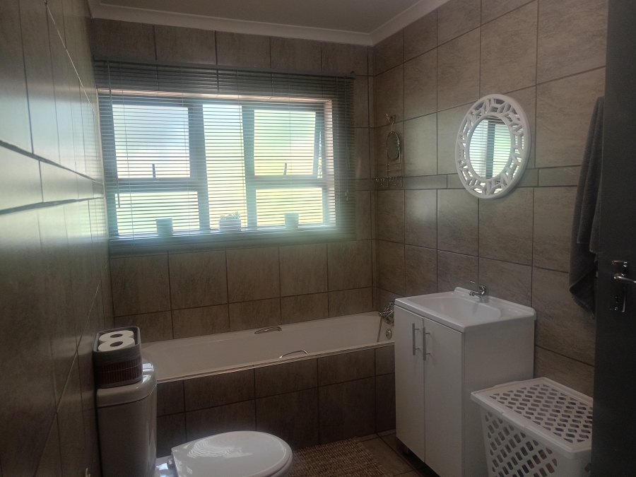 5 Bedroom Property for Sale in Unitas Park Gauteng