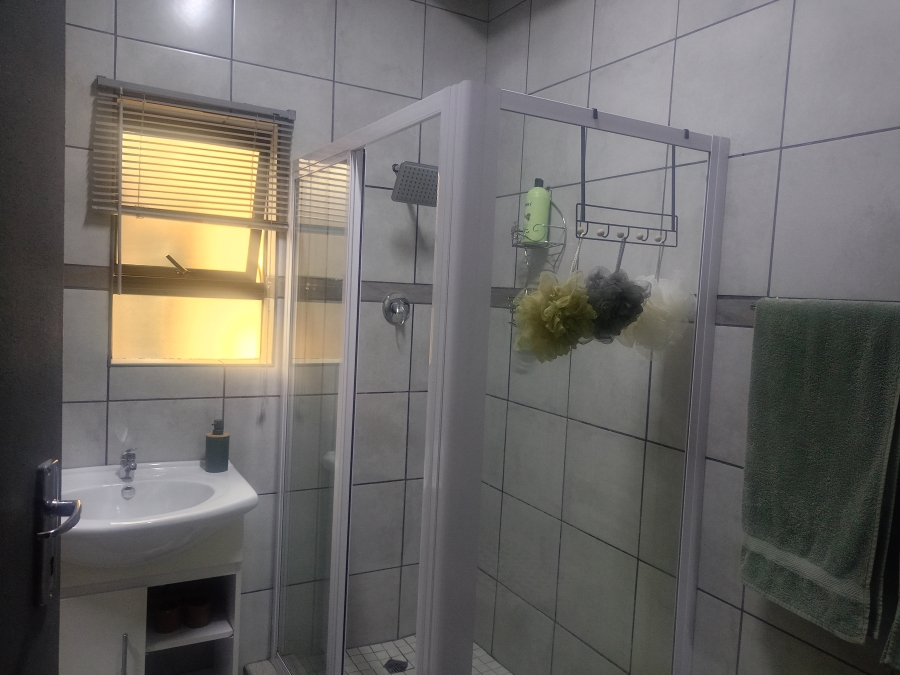 5 Bedroom Property for Sale in Unitas Park Gauteng