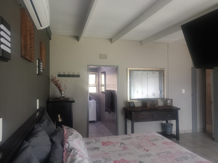 5 Bedroom Property for Sale in Unitas Park Gauteng