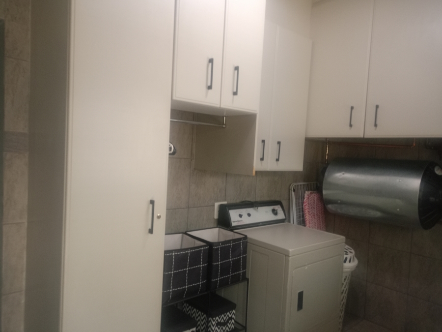 5 Bedroom Property for Sale in Unitas Park Gauteng