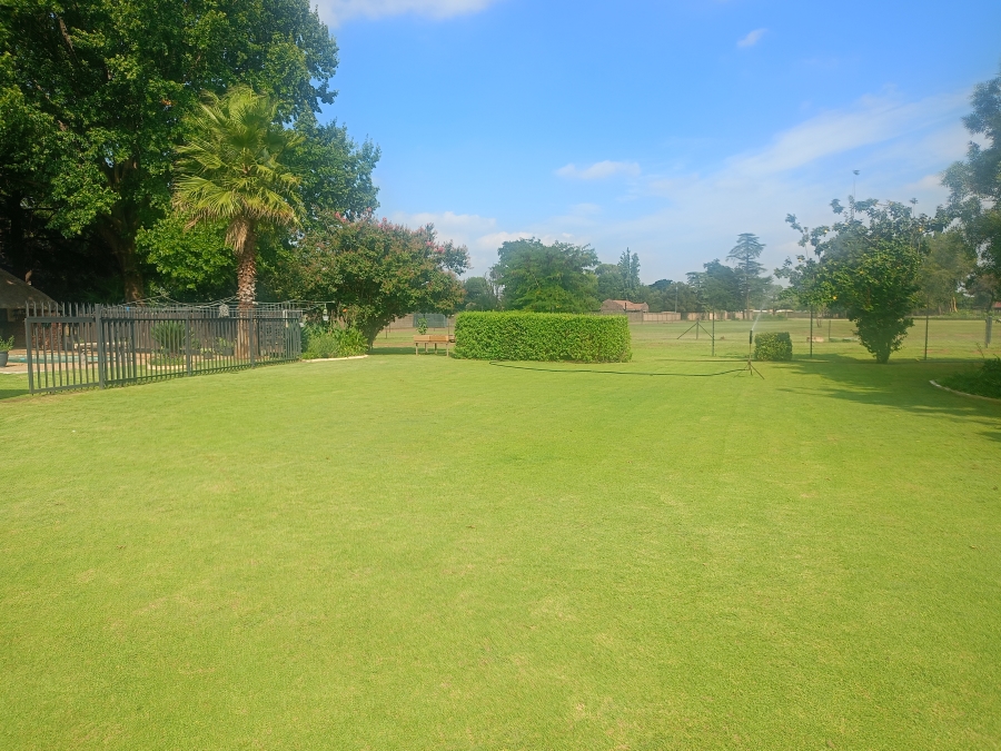 5 Bedroom Property for Sale in Unitas Park Gauteng