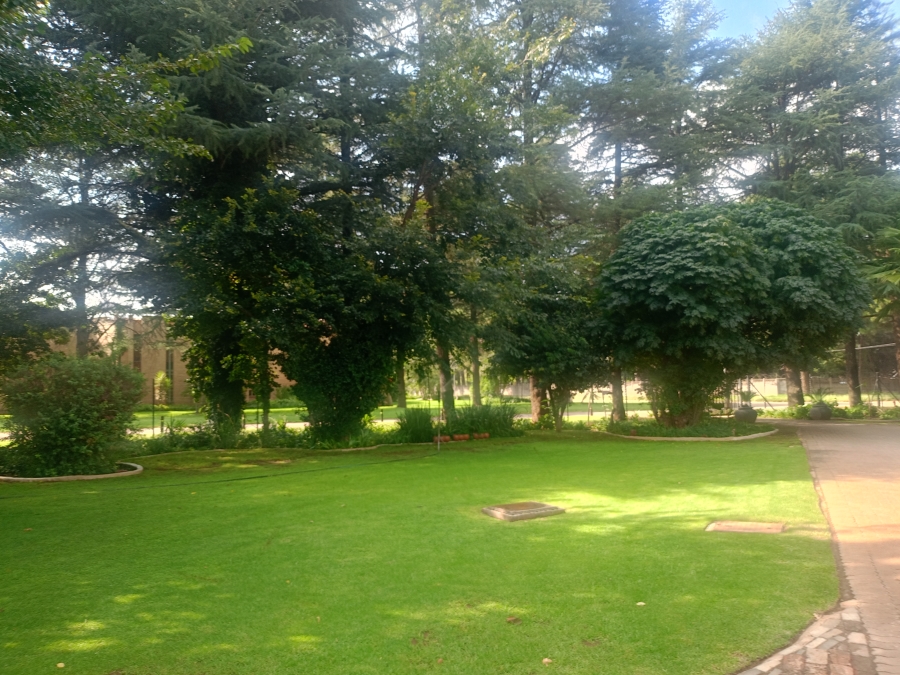 5 Bedroom Property for Sale in Unitas Park Gauteng