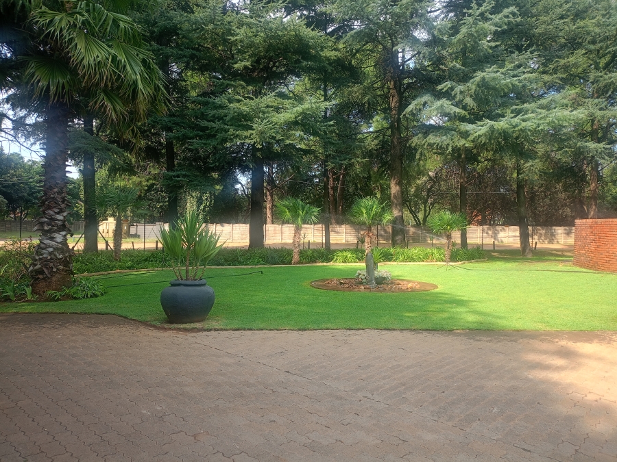 5 Bedroom Property for Sale in Unitas Park Gauteng