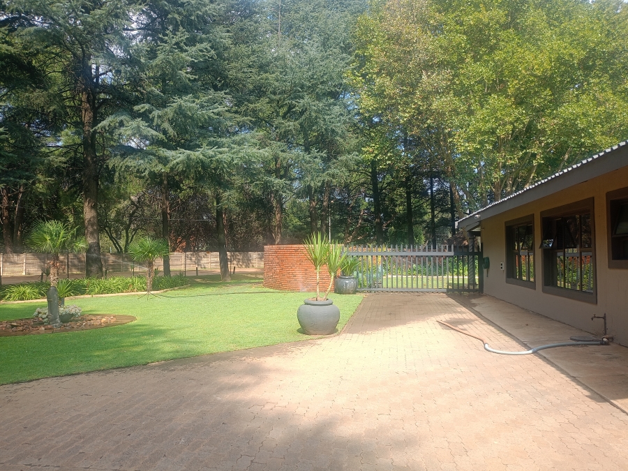 5 Bedroom Property for Sale in Unitas Park Gauteng