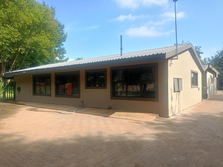 5 Bedroom Property for Sale in Unitas Park Gauteng