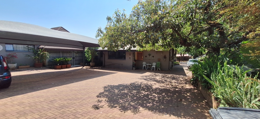 6 Bedroom Property for Sale in Meyerspark Gauteng
