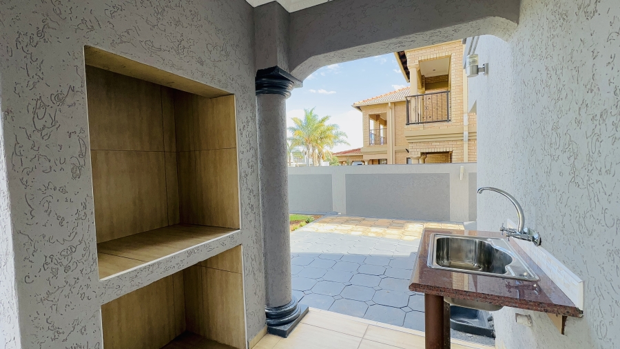 5 Bedroom Property for Sale in Helderwyk Gauteng