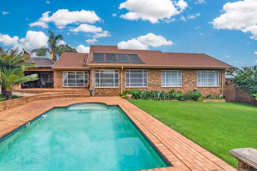 4 Bedroom Property for Sale in Rant En Dal Gauteng