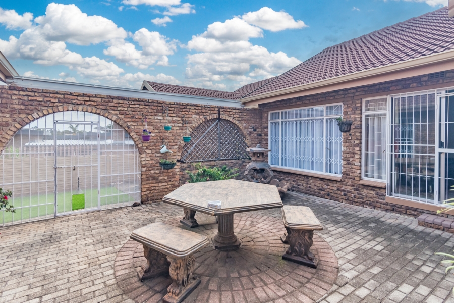 4 Bedroom Property for Sale in Rant En Dal Gauteng