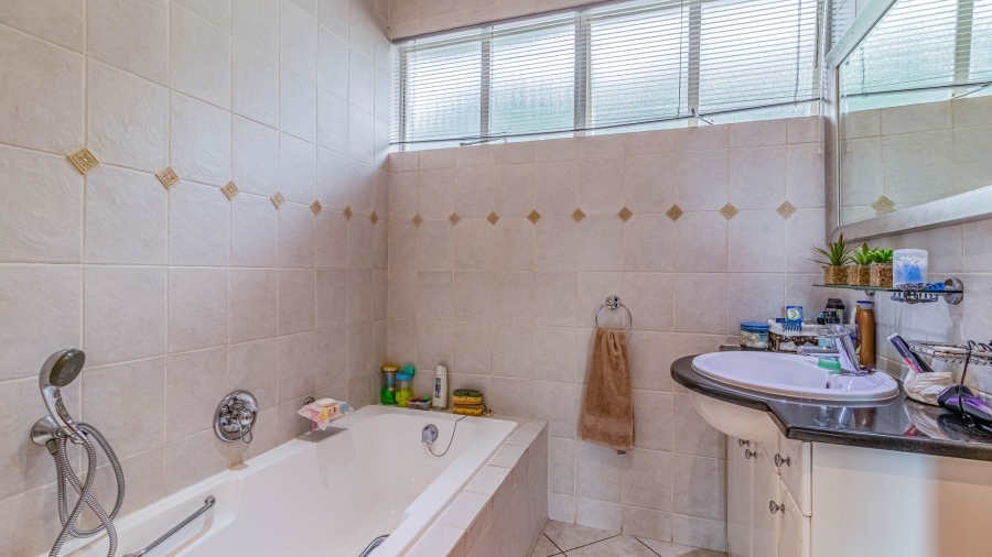 5 Bedroom Property for Sale in Bedford Gardens Gauteng