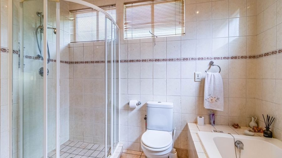 5 Bedroom Property for Sale in Bedford Gardens Gauteng