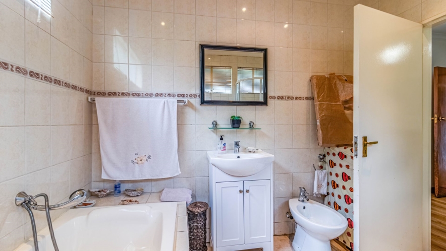 5 Bedroom Property for Sale in Bedford Gardens Gauteng