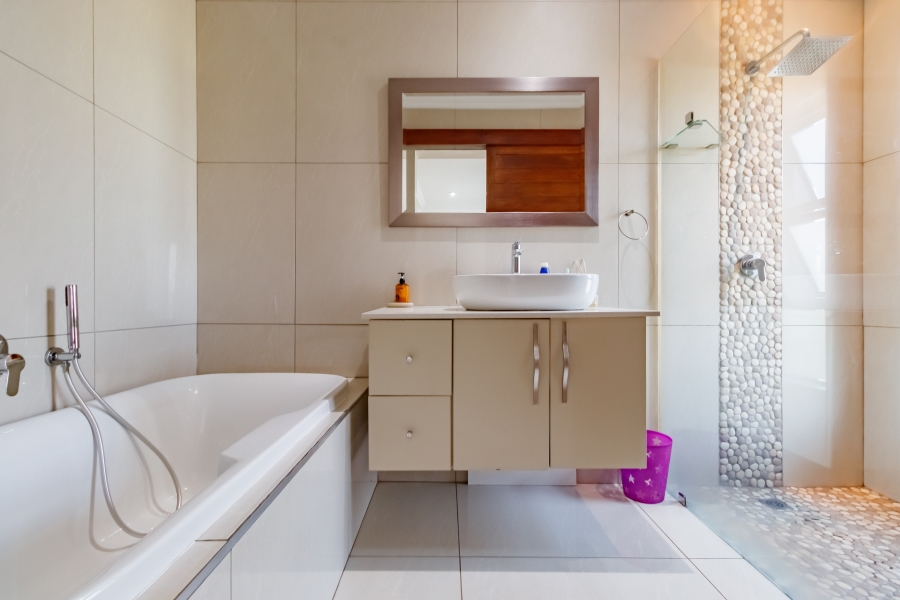 5 Bedroom Property for Sale in Midstream Ridge Gauteng