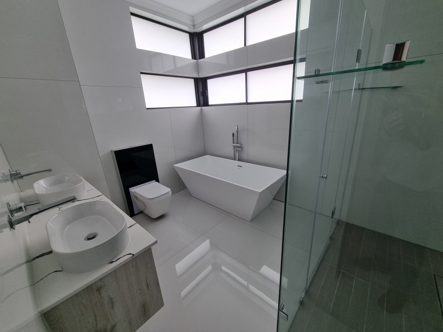 5 Bedroom Property for Sale in Six Fountains Estate Gauteng