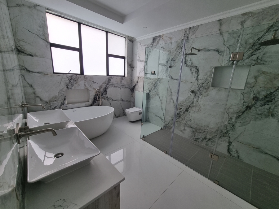 5 Bedroom Property for Sale in Six Fountains Estate Gauteng