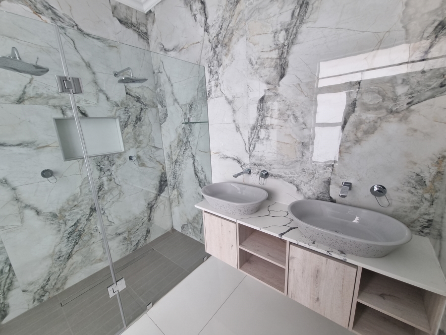 5 Bedroom Property for Sale in Six Fountains Estate Gauteng