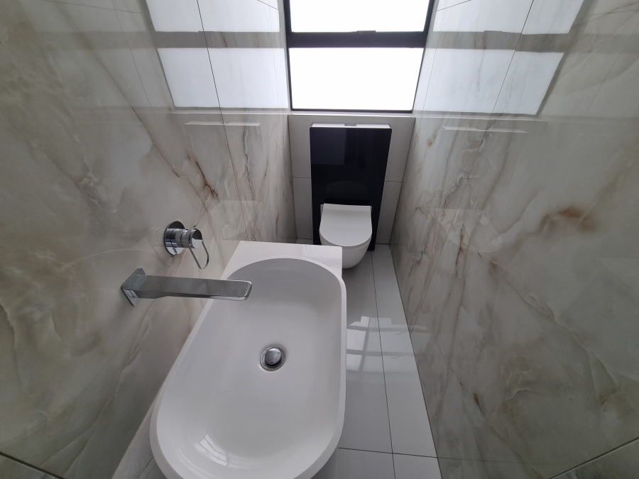 5 Bedroom Property for Sale in Six Fountains Estate Gauteng