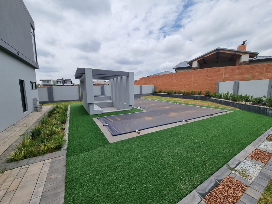 5 Bedroom Property for Sale in Six Fountains Estate Gauteng