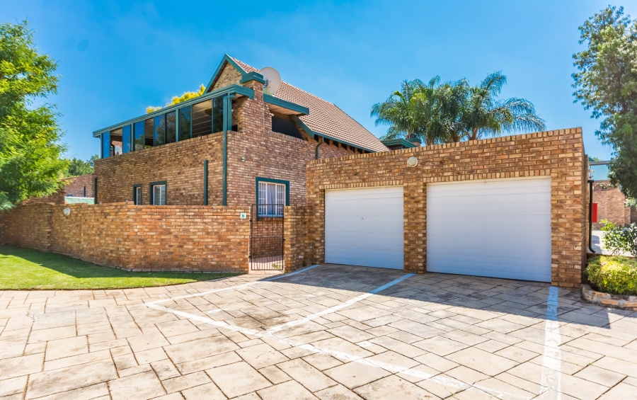 3 Bedroom Property for Sale in Die Hoewes Gauteng