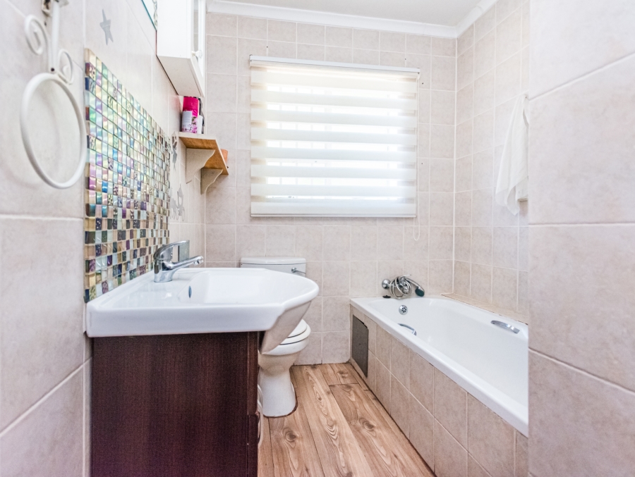 3 Bedroom Property for Sale in Die Hoewes Gauteng