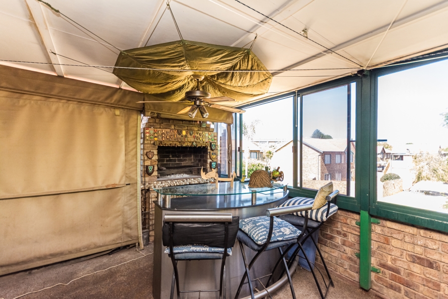 3 Bedroom Property for Sale in Die Hoewes Gauteng