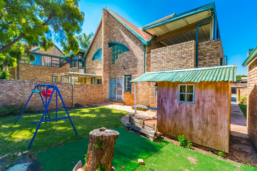 3 Bedroom Property for Sale in Die Hoewes Gauteng