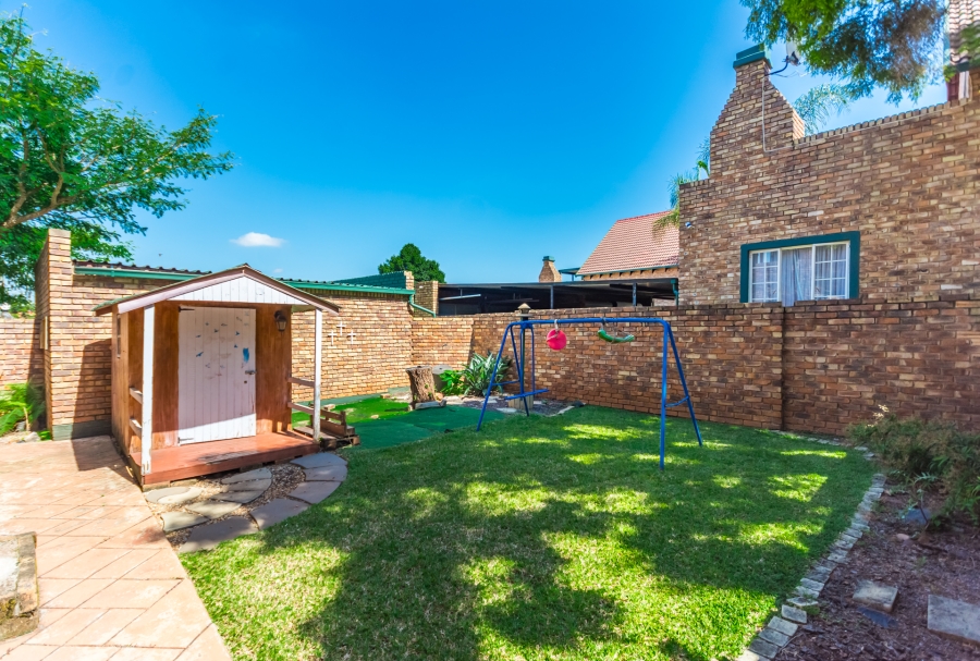 3 Bedroom Property for Sale in Die Hoewes Gauteng