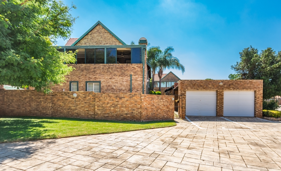 3 Bedroom Property for Sale in Die Hoewes Gauteng