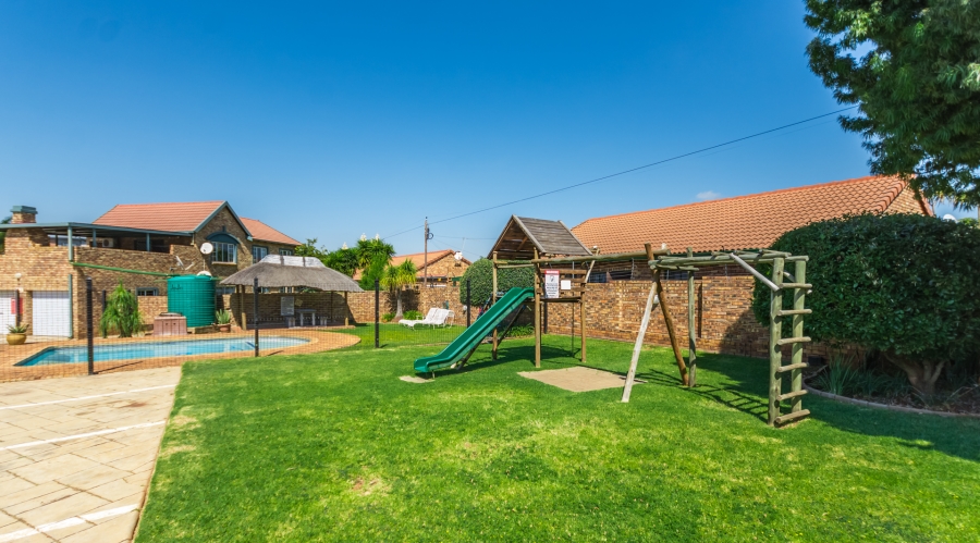3 Bedroom Property for Sale in Die Hoewes Gauteng