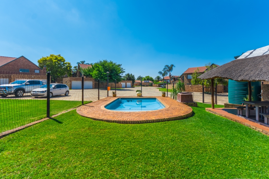 3 Bedroom Property for Sale in Die Hoewes Gauteng