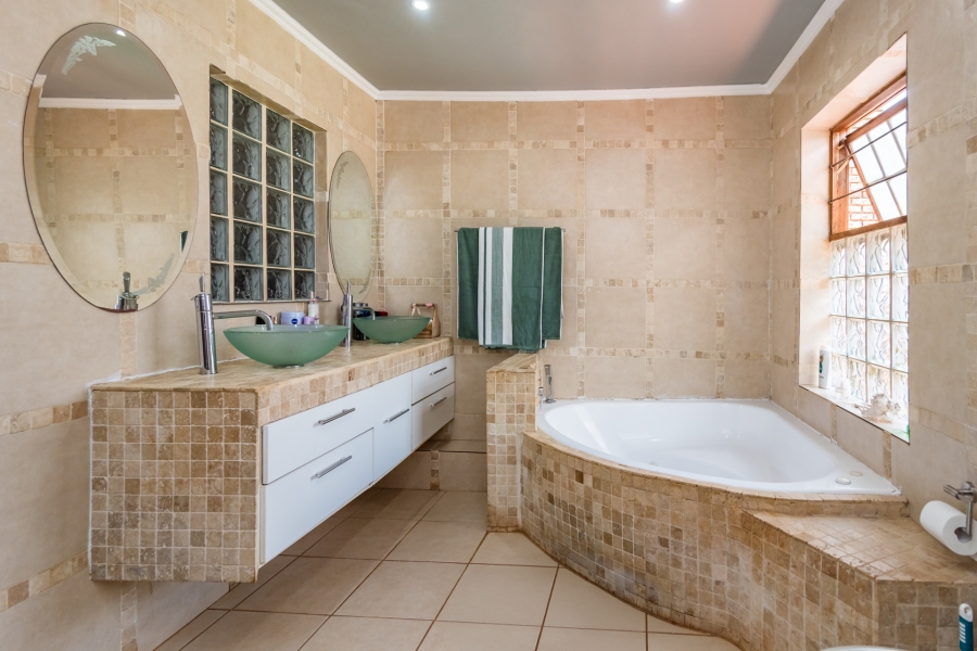 5 Bedroom Property for Sale in Kenmare Gauteng