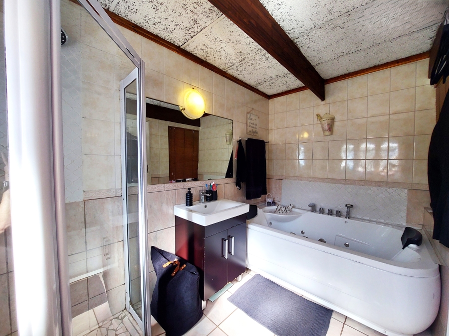 5 Bedroom Property for Sale in Erasmusrand Gauteng