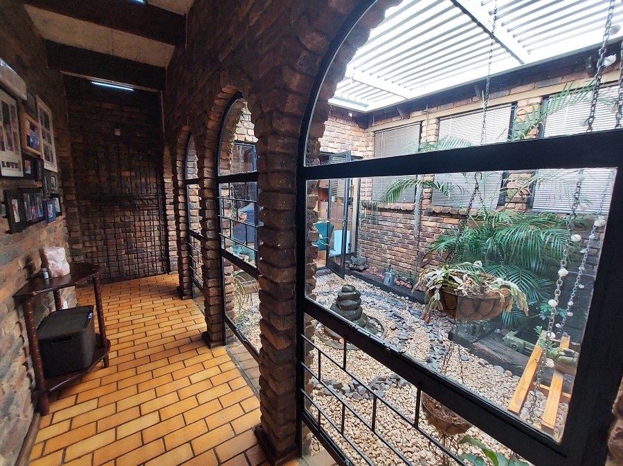 5 Bedroom Property for Sale in Erasmusrand Gauteng