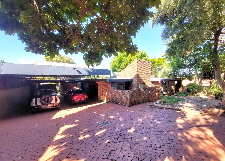 5 Bedroom Property for Sale in Erasmusrand Gauteng