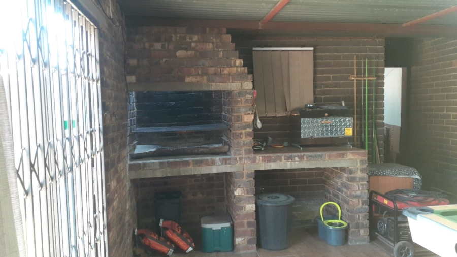 5 Bedroom Property for Sale in Vanderbijlpark CW 5 Gauteng