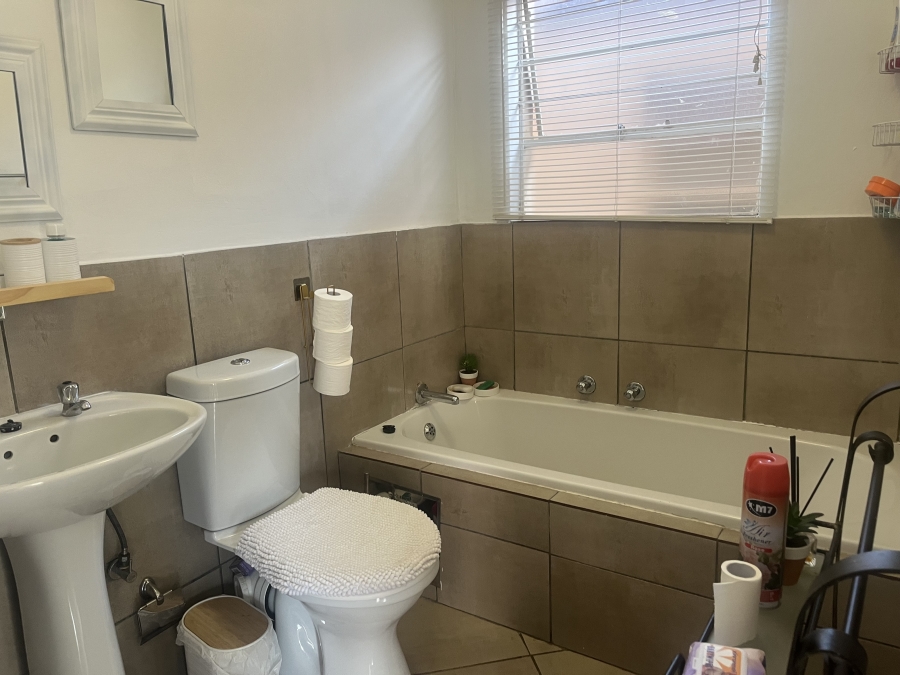 2 Bedroom Property for Sale in Albertsdal Gauteng