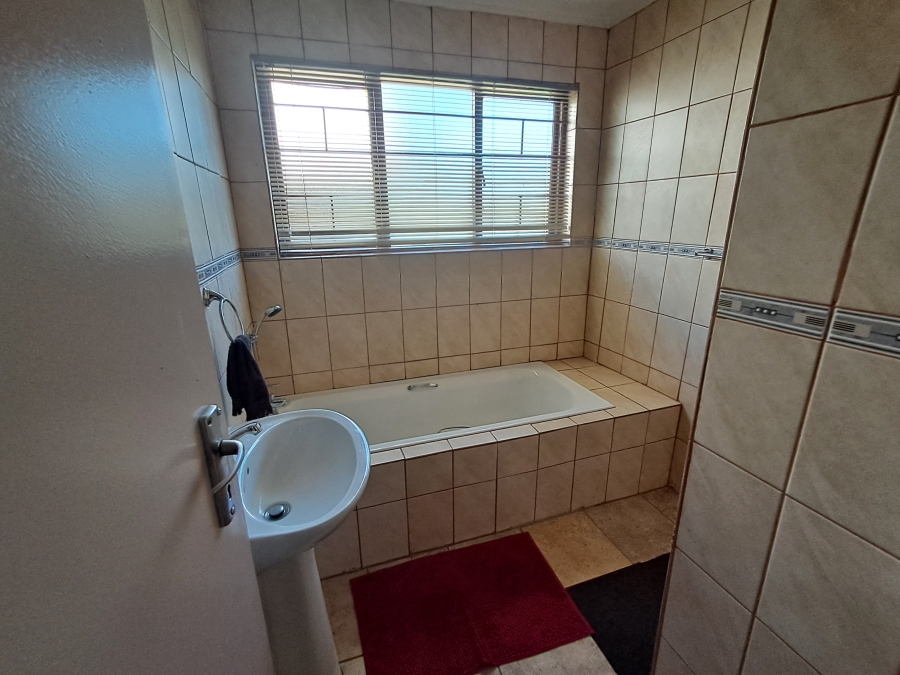 To Let 4 Bedroom Property for Rent in Zeekoefontein Gauteng