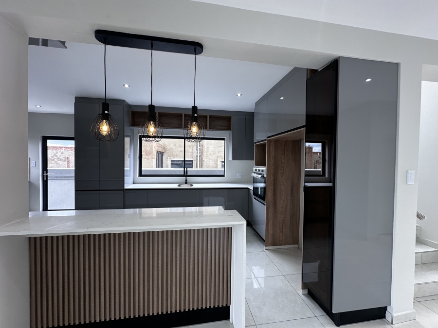 5 Bedroom Property for Sale in Helderwyk Gauteng