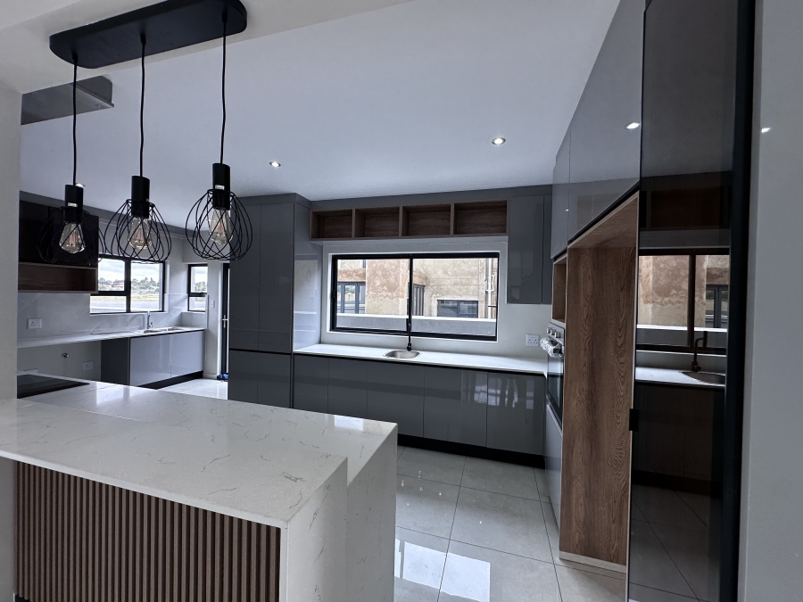 5 Bedroom Property for Sale in Helderwyk Gauteng