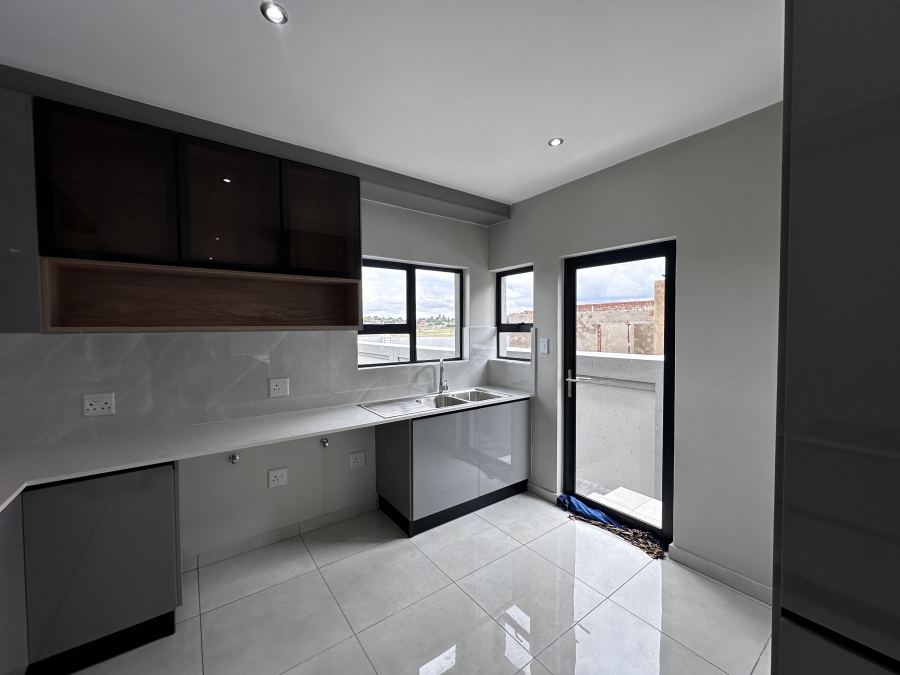 5 Bedroom Property for Sale in Helderwyk Gauteng