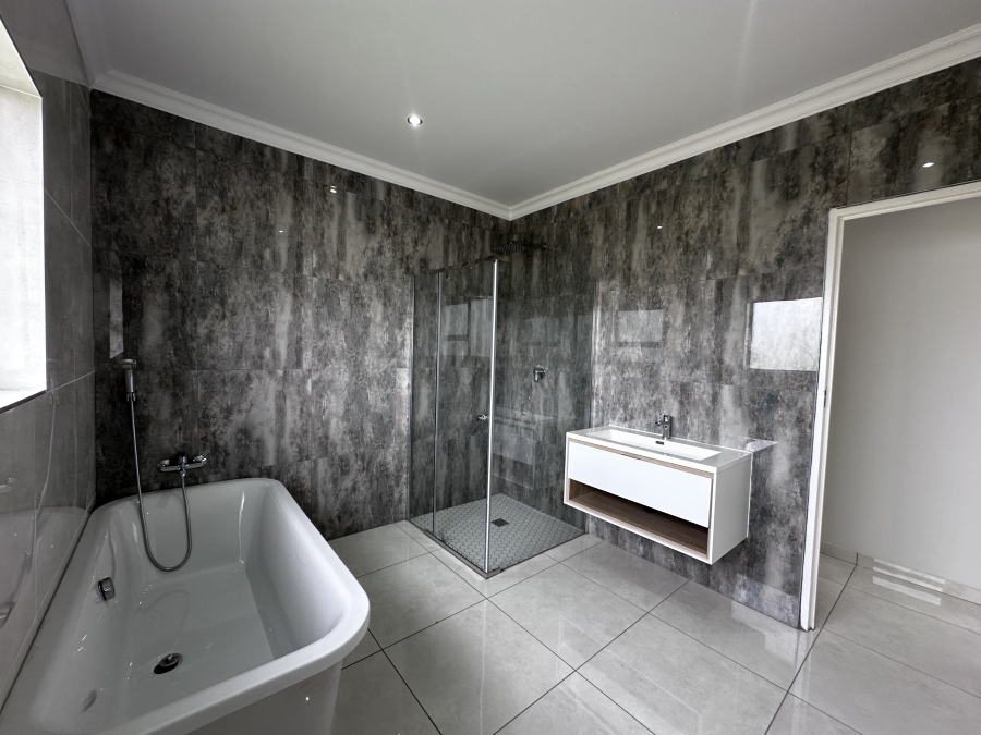 5 Bedroom Property for Sale in Helderwyk Gauteng