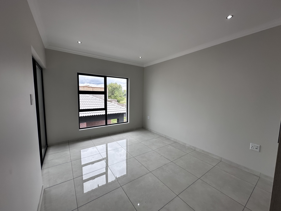 5 Bedroom Property for Sale in Helderwyk Gauteng