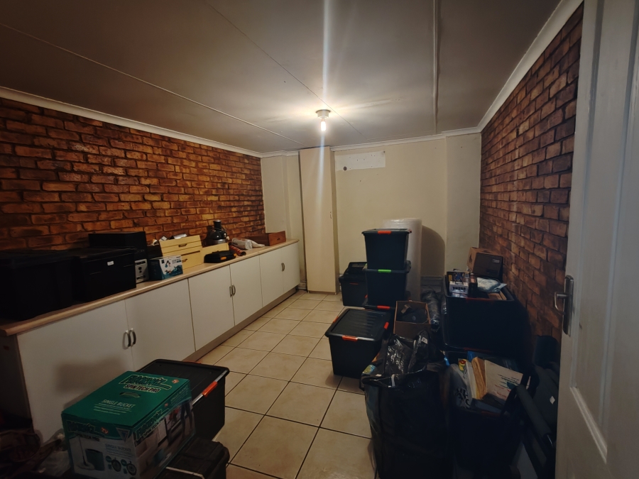 10 Bedroom Property for Sale in Kameeldrift West Gauteng