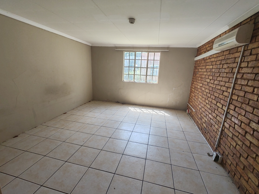 10 Bedroom Property for Sale in Kameeldrift West Gauteng