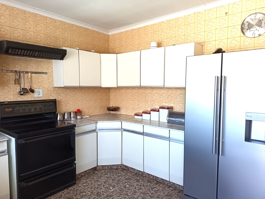 5 Bedroom Property for Sale in Geluksdal Gauteng