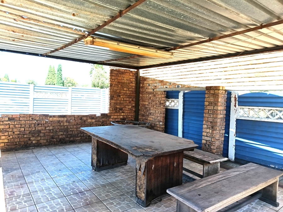 5 Bedroom Property for Sale in Geluksdal Gauteng